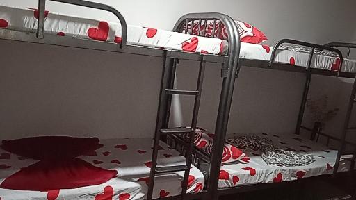 Affordable bedspacer good for 8 with breakfast - Housity
