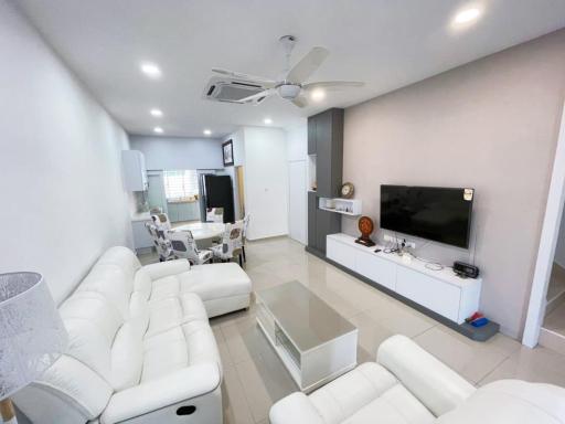Entire 4 BDR white house @ Yong Peng - Housity