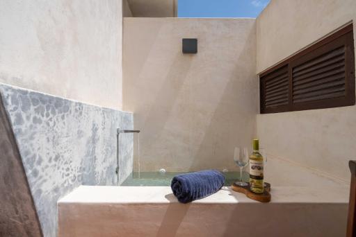 Studio with Jacuzzi, 24-7 Private Security - Housity
