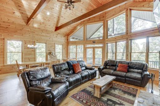 Deluxe Cabin For Groups Near Helen w Hot Tub - Housity