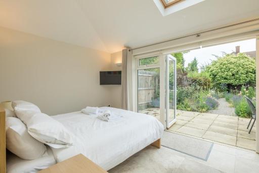 LARGE 4 bedroom Home with Garden and Free Parking - Housity