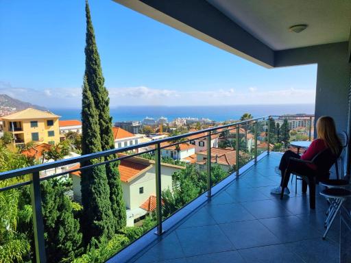 Spacious and Cozy Apartment in Funchal with Panoramic Sea and City Views, Enjoy Unique Sunrises and Sunsets - Housity