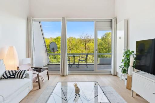 Elegant 1BR Apt, Balcony, Pool, Central Location - Housity