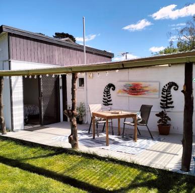 Peaceful Pet Friendly 1 bedroom cottage on 1 acre - Housity