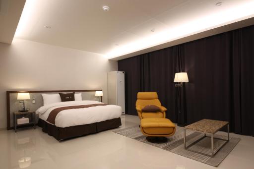 Hotel J's - Housity