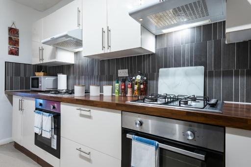 6 Roomy Bedrooms Favour Spacious Inn - Sleeps 13 Hull Central Location - Housity
