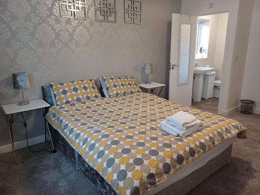 4-Bed Detached House in Newport with a huge Garden - Housity