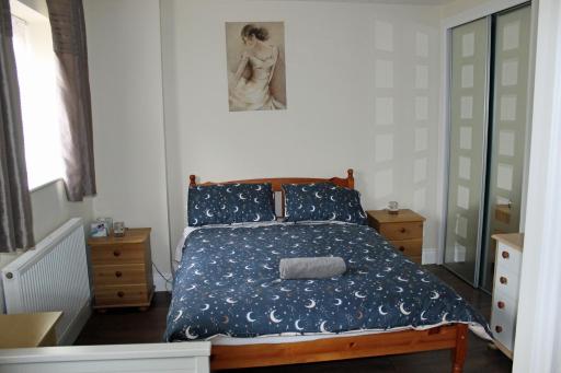 Cosy room with 3 bed spaces in a friendly bungalow - Housity