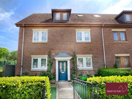 Chobham - 3 Bedroom Townhouse With Garden & Parking - Housity