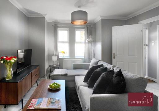 Knaphill - 2 Bedroom House - With Parking - Housity
