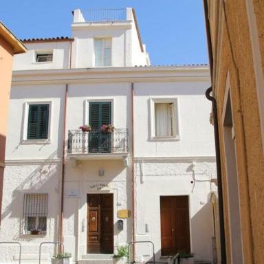 Domo Janas Affittacamere Guesthouse - Housity