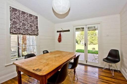 Sunny Character 1800's Cottage - Housity