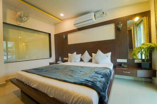 A cozy private room with bathtub and balcony with common pool - Housity