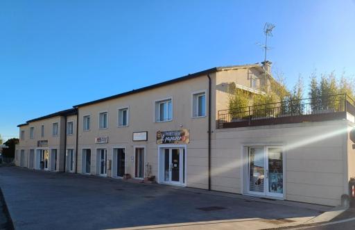 B Amp B Biancaluna - Housity