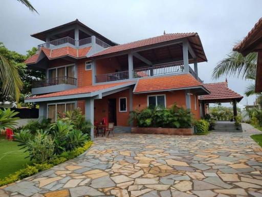Bricks N Breeze - Beach House - Housity