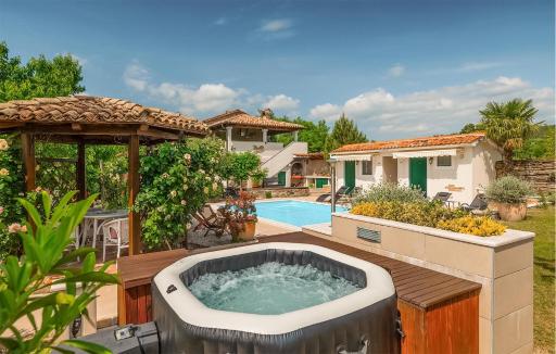 Nice Home In Zatka With Jacuzzi - Housity