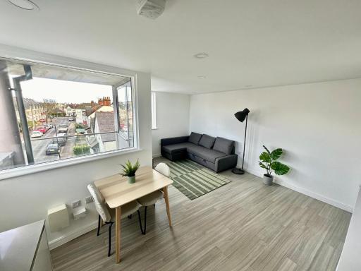 Modern Flat in Leigh Broadway - Housity