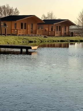 Domek nad stawem - Housity