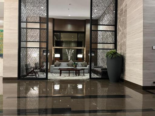 Bayfront- Near Airport, MOA, PICC, Star City, Manila Bay - Pet-Friendly with Fast WiFi, Netflix & Pool Access - Housity