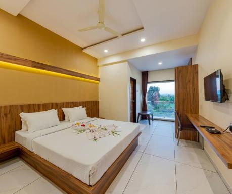 Hotel Trisha Executive-2 Minutes Walk From Balumama Temple - Housity