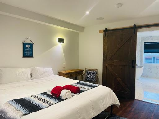 Superior Master King Ensuite Near Horseshoe Fall - Housity