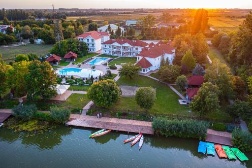 Aranyszarvas Panzió****, Étterem és Grillterasz - Housity