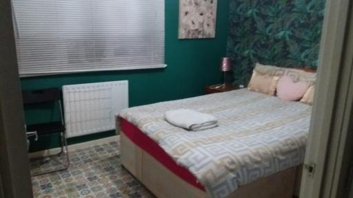 Spacious double room located within walking distance to seaside and town - Housity