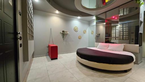 Silk Motel - Housity
