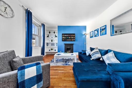 Balcony Blue Theme 1 Bedroom Central London Luxury Flat Near Hyde Park! Accommodates up to 6! Double Sofa Bed and Next to Station! - Housity