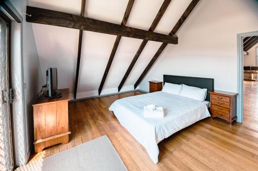 Spacious Coastal Gem - Housity