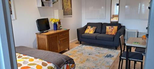 Modern studio apartment with outstanding views, sleeps 2 - Housity