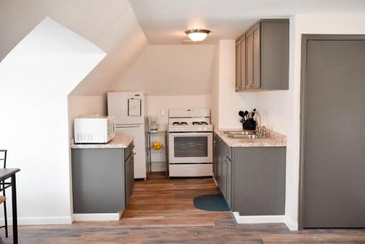 Unwind in a Bright Comfortable Apartment for 3 - Hizvo