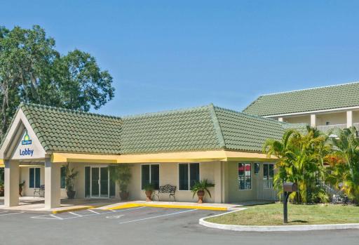 Days Inn by Wyndham Port Charlotte Town Center - Housity