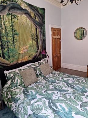 Todmorden Bed & Breakfast - The Toothless Mog - Housity