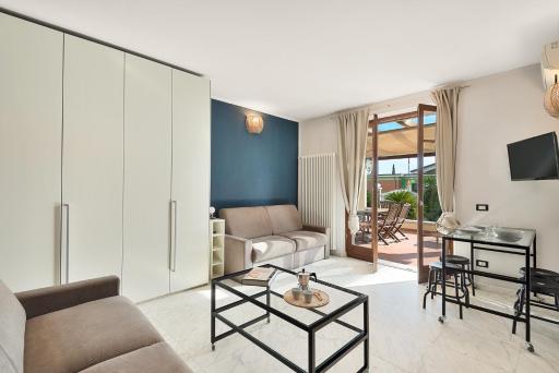 Splendido monolocale con spazioso giardino e veranda a 500 mt dal mare - Housity