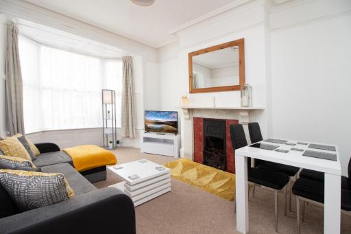 Raleigh GF - Ground floor 1 bed Georgian flat in the city centre free parking and WIFI - Housity