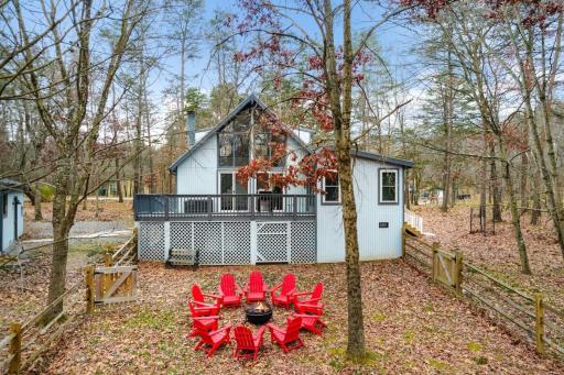 Hot Tub, Fire Pit & Fenced Yard w Resort Amenities - Housity