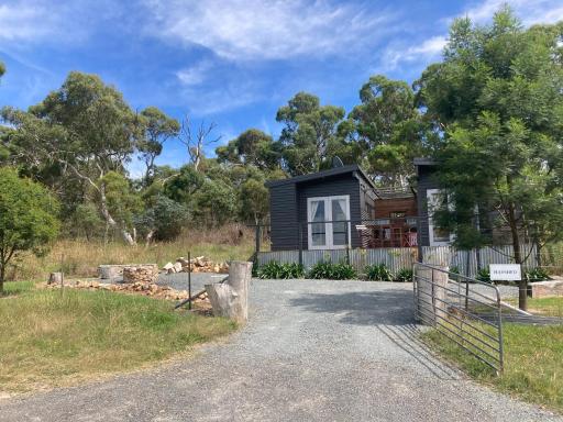 Hayshed Cabins - Merigan Farm Stay - Housity