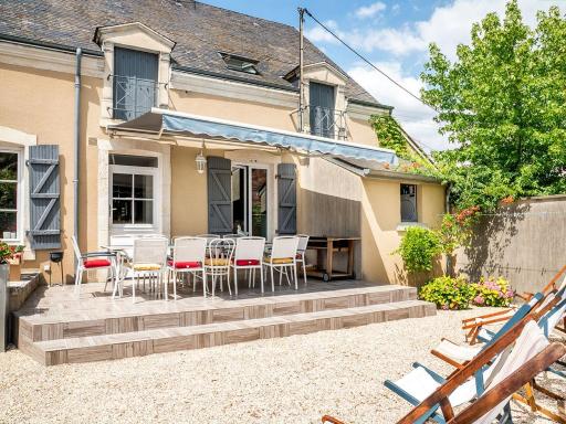 Maison de charme avec terrasse, parking et équipements bébé à 5 min de Châteauroux - FR-1-591-167 - Housity
