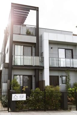 Timber Door Luxury Accommodation Geelong - Housity