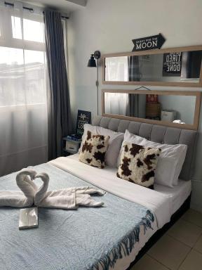 Modern Stylish Affordable Staycation Ohana Buenbyahe Rooms at Urban Deca Tower Edsa Near Mandaluyong Shaw MRT - Housity