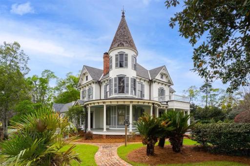 Historic Queen Anne Mansion - Housity