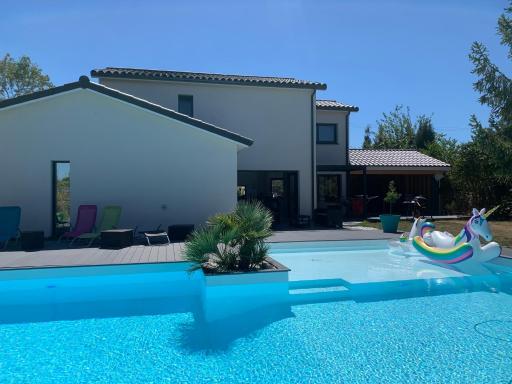 Grande villa avec piscine et spa - Housity