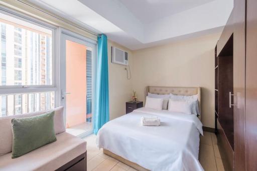 StayHere Hidden Gem by Venice Mall Balcony & WIFI - Housity
