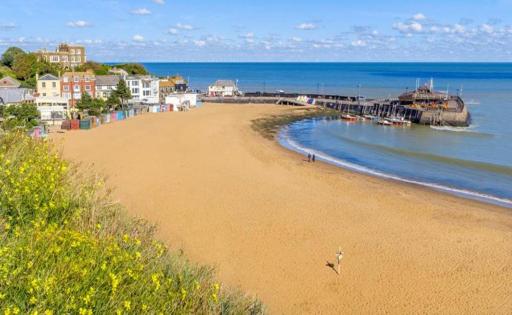Bay Cottage By The Sea in Broadstairs. - Housity