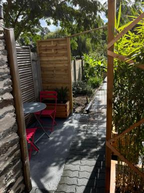 Gîte maisonnette- Et à côté coule une rivière - Housity