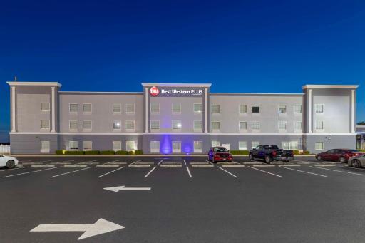 Best Western Plus Brunswick Inn & Suites - Housity