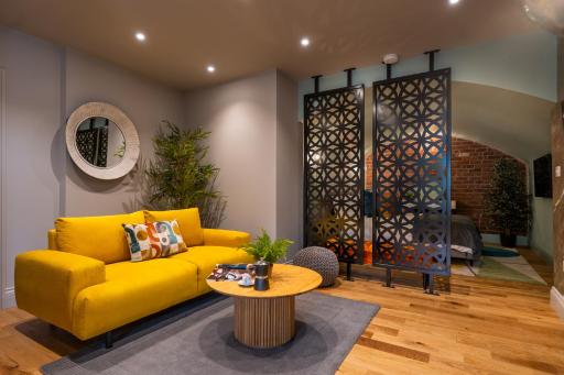 Commandery Vaults - Luxury Apartment in City Centre with SKY TV - Housity