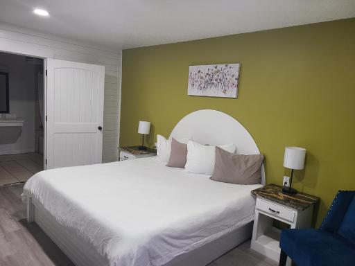 Blue Sky Inn- Veteran Owned, New Breakfast Area, Rennovated Rooms, 5 plus acres for you and your pet to roam, NEW Fire Pit - Housity