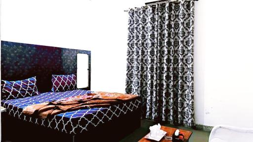 The Royal Family Couples Guest House - Housity